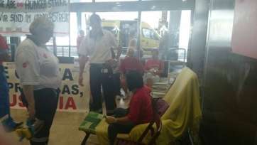 Momento en que los sanitarios de una ambulancia medicalizada trasladan a Alonso (Foto TA)