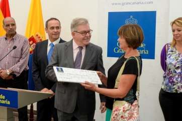 Momento de la entrega de la ayuda a la Asociación Canaria de Solidaridad con el Pueblo Saharaui (Foto Acfi Press)