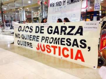 Pancartas de apoy a los vecinos de Ojos de Garza (Foto TA)