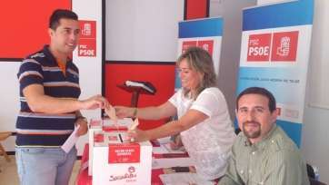 Alejandro Ramos, en el momento de votar este domingo en las primarias del PSOE (Foto TA)