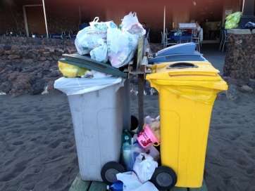 Basura desbordad en una playa de Telde (Foto TA)