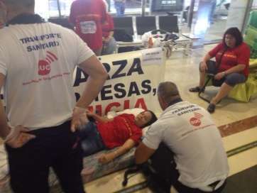 Personal del SUC atiende a Margarita Alonso, hace unos minutos en Gando (Foto TA)