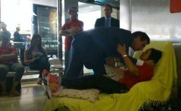 El ministro José Manuel Soria saluda a Margarita Alonso el pasado viernes (Foto TA)