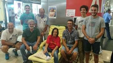 Margarita Alonso, días atrás rodeada de miembros de la AA.VV Sardina del Sur que acudieron a mostrarle su apoyo (Foto TA)