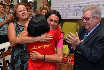 Hernández Bento abrazando a Margarita Alonso tras suspender la huelga de hambre (Foto TA)