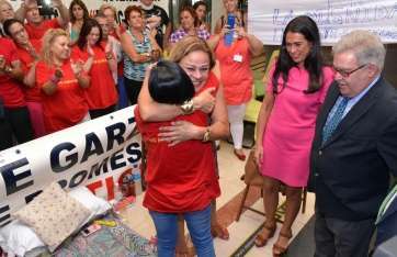 Mari Carmen Castellano se funde en un abrazo con Margarita Alonso el pasado viernes en Gando (Foto TA)