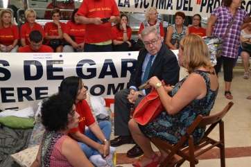 Bravo de Laguna, ayer con Margarita Alonso y la alcaldesa de Telde (Foto TA)