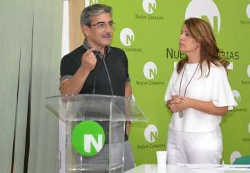 Román Rodríguez (i), junto a Carmen Hernández (d) el pasado jueves en Telde (Foto TA)