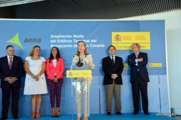 Ana Pastor junto a las autoridades en la nueva terminal (Foto Antonio Alí)