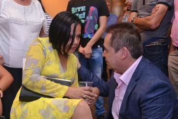 El jefe de gabinete de la Delegada del Gobierno en Canarias (d) informa a Margarita Alonso (i) sobre los últimos acontecimientos (Foto TA)