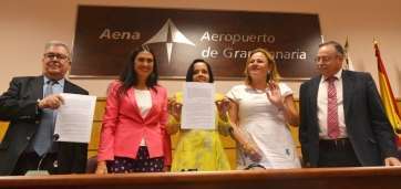 Las autoridades canarias y Margarita Alonso posan alegres y aliviados tras la firma del convenio (Foto TA)