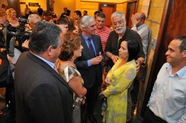 Carmelo Padrón y Margarita Alonso conversando esta tarde durante la espera con los consejeros insulares (Foto TA)