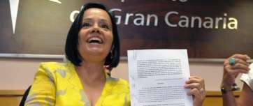 Margarita Alonso, portavoz de los afectados, muestra con alegría el documento firmado por Aena tras más de dos horas de espera (Foto Acfi Press)