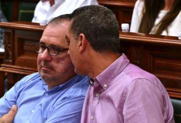 Juan Martel (i) y su compañero Mario Torres, en el Pleno ordinario de este viernes (Foto Daniel Ojeda)