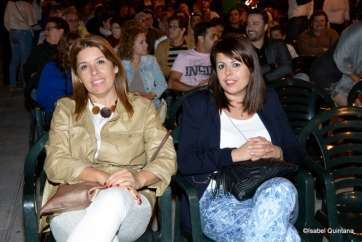 Las concejales nacionalistas Carmen Hernández y Minerva Alonso, anoche en el pregón de Lomo Magullo (Foto Isabel Quintana)