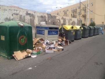 Cajas de verduras y frutas tiradas a los contenedores de basura (Foto TA)