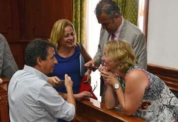 Juan Francisco Artiles conversa con Mari Carmen Castellano y con los ediles López y Martín tras el último Pleno municipal (Foto TA)