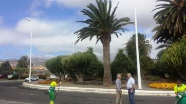El concejal Fidel Ruiz, en la rotonda de El Roque (Foto TA)