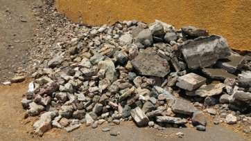 Escombros depositados junto al muro (Foto Vecinos Unidos)