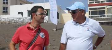 Gaumet Florido y el director de TA, Carmelo Ojeda,  hoy en la playa de Salinetas cubriendo varios actos informativos (Foto TA)
