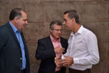 Torres (d) charla con Juan Martel y el presidente de su partido, Ignacio González, el día de su presentación (Foto Daniel Ojeda)