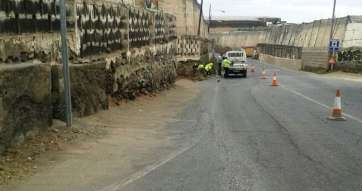 Operarios limpiando los márgenes, este lunes (Foto TA)