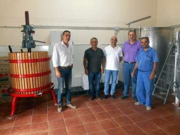 El candidato del CCN a la Alcaldía de Telde, Mario Torres (i), junto López, Martel y varios productores locales (Foto TA)