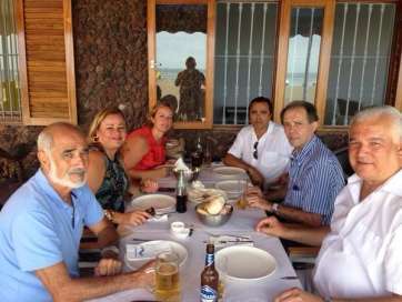 El almuerzo tuvo lugar este miércoles en un restaurante de la costa (Foto TA)
