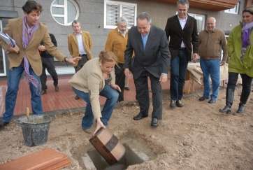 Momento de la colocación de la primera piedra en diciembre de 2011 (Foto TA)