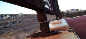 Alguas vallas están totalmente sueltas debido al deterioro por el óxido (Foto TA)