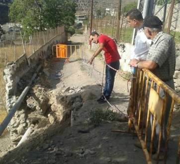 Mario Torres, esta mañana supervisando las obras junto a un técnico y a un vecino de la zona (Foto TA)