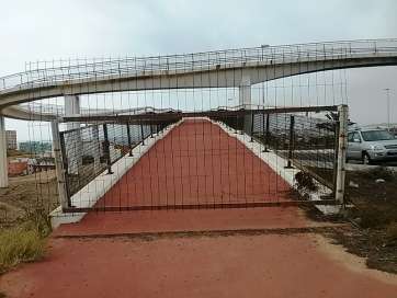 Valla metálica que cierra al uso el paso peatonal elevado de Melenara (Foto TA)