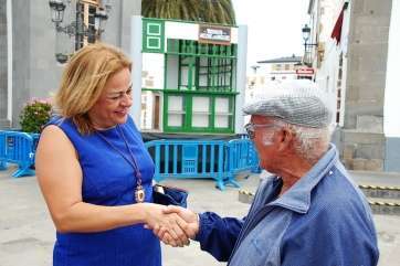 La alcaldesa de Telde saluda a un vecino en San Juan (Foto TA)