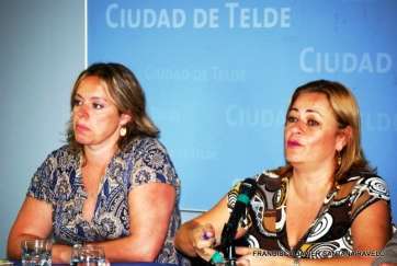 La alcaldesa y la concejala de Servicios Sociales (Foto TA)