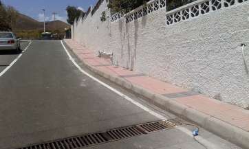 Imagen de una de las aceras de Piletillas tras las mejoras efectuadas por Obras Públicas (Foto TA)