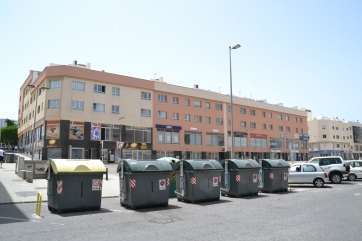 Una fila de contenedores de basura y bloques de hormigón bloquean el acceso a uno de los dos solares (Foto TA)