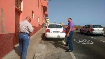 Juan Martel (d), durante la visita de ayer a las obras en los barrios de Lomo Cementerio y Caserones Altos (Foto TA