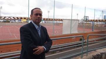 El consejero insular Antonio Hernández Lobo durante una visita al complejo deportivo (Foto TA)