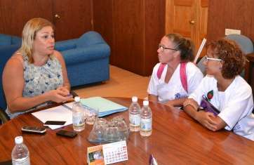 La alcaldesa Mari Carmen Castellano, este mediodía conversando con empleadas de la empresa Oligal 1968 (Foto Daniel Ojeda)