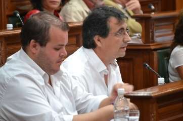 Juan Francisco Artiles y Rubén Rodríguez durante un Pleno (Foto TA)