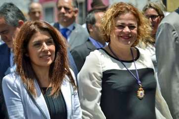 La actual alcaldesa de Telde, Mari Carmen Castellano (d), y la concejala y líder de NC, Carmen Hernández (Foto TA)