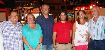 La alcaldesa de Telde con concejales de su grupo, días atrás en la ploaya de Melenara (Foto TA)