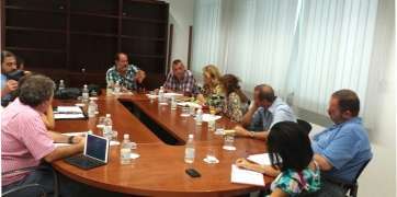 Momentos de líderes políticos de la oposición en el Cabildo con trabajadores de Valora (Foto TA)