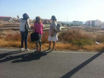 Carmen Hernández (c) y Celeste López durante la visita a Montaña de Las Huesas (Foto TA)