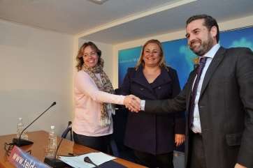 Momento de la firma del acuerdo para el fondo social entre Aguas de Telde y Ayuntamiento, en el mes de marzo (Foto TA)