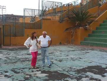 La presidenta y candidata de NC Telde a la Alcaldía, Carmen Hernández, visita la cancha de Melenara (Foto TA)