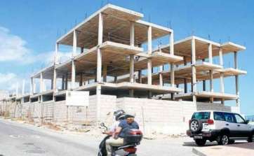 Vista parcial de uno de los dos edificios a medio empezar que dejó el Grupo Europa en El Goro (Foto C7)