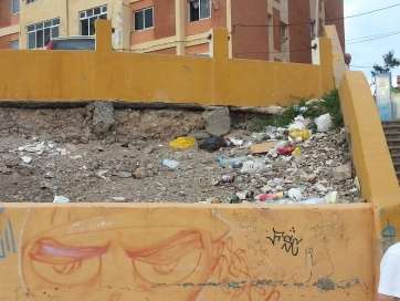 Solar con basura acumulada (Foto TA)