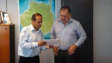 Momento de la reunión de este miércoles entre el consejero Hernández Lobo y Juan Martel (Foto TA)
