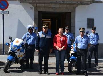 La alcaldesa Mari Carmen Castellano junto al jefe accidental de la Policía Local y agentes (Foto TA)